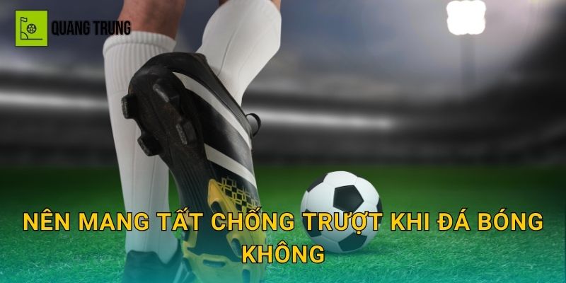 Nên mang tất chống trượt khi đá bóng không: Khi nào đáng tiền và khi nào không cần